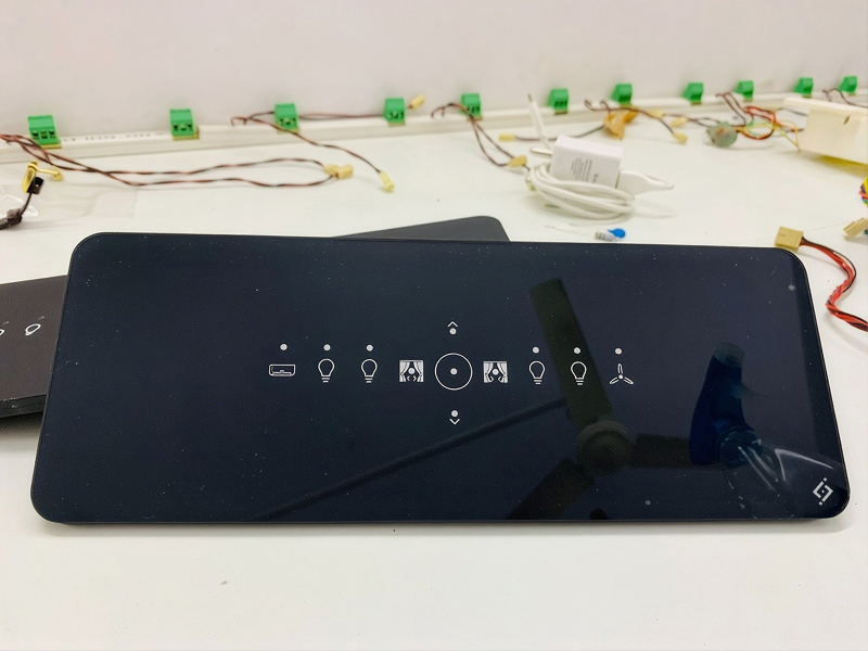 Gloss black elongated panel